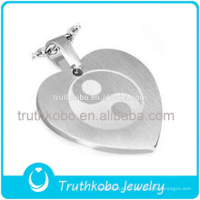 Meilleure vente de mode bijoux chinois en acier inoxydable 316L amour coeur forme Yingyang pendentif avec design gravé pour les amoureux